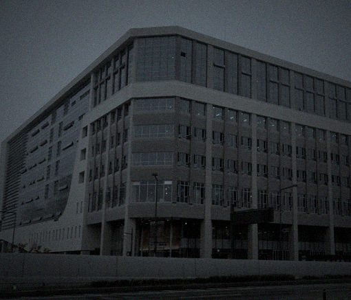 흐린 날 어둡게 찍힌 대형 청사 건물 외관