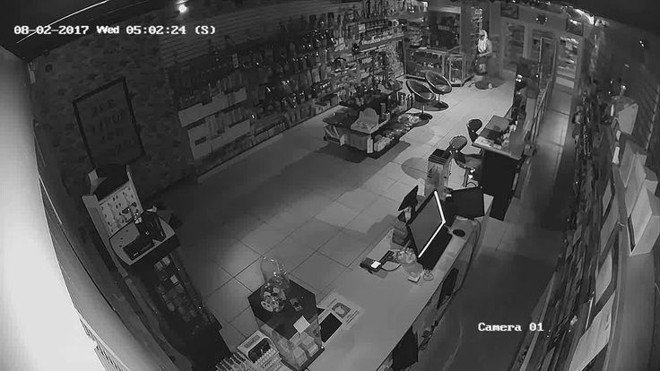 새벽 편의점 내부를 위에서 내려다본 흑백 CCTV